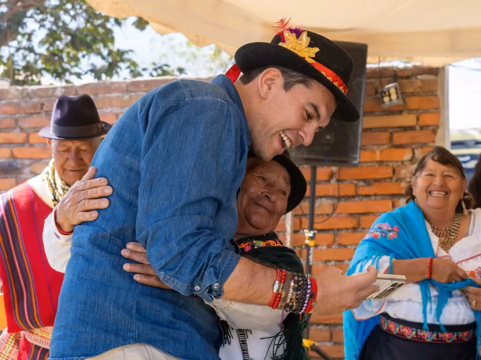 Harold Burbano abrazando a una mujer durante un encuentro
