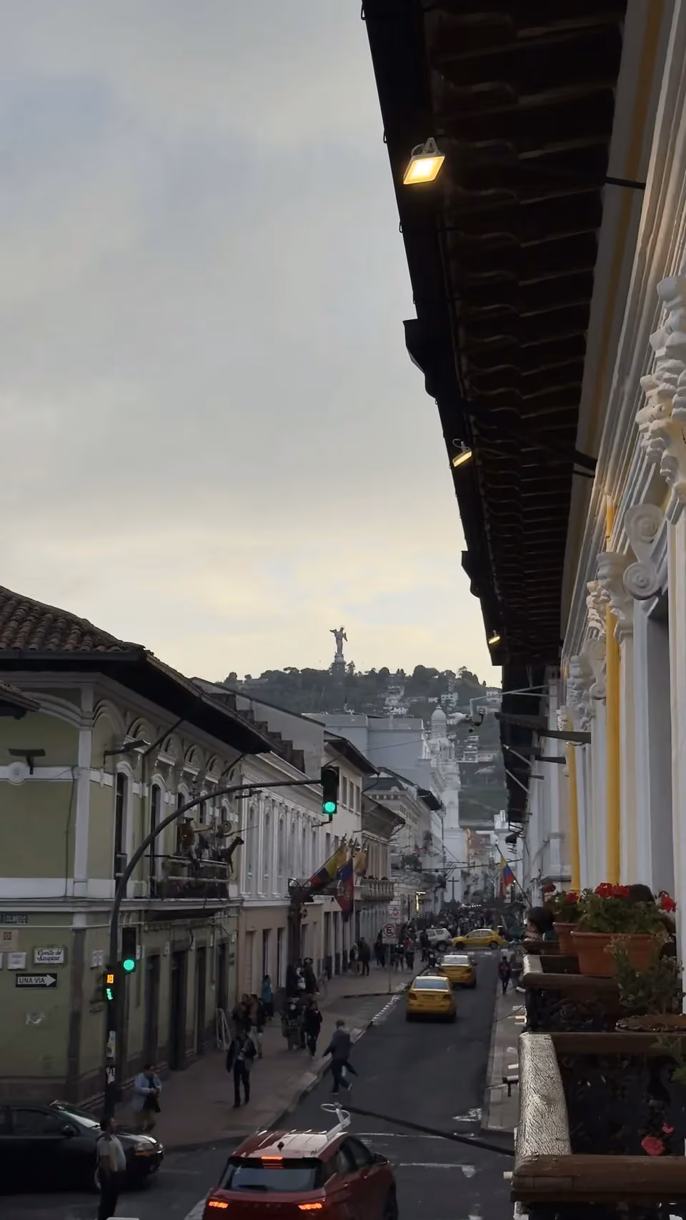 Calle del Centro Histórico de Quito con el Panecillo al fondo